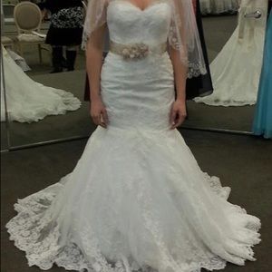 Beautiful wedding dress! Never worn, never altered